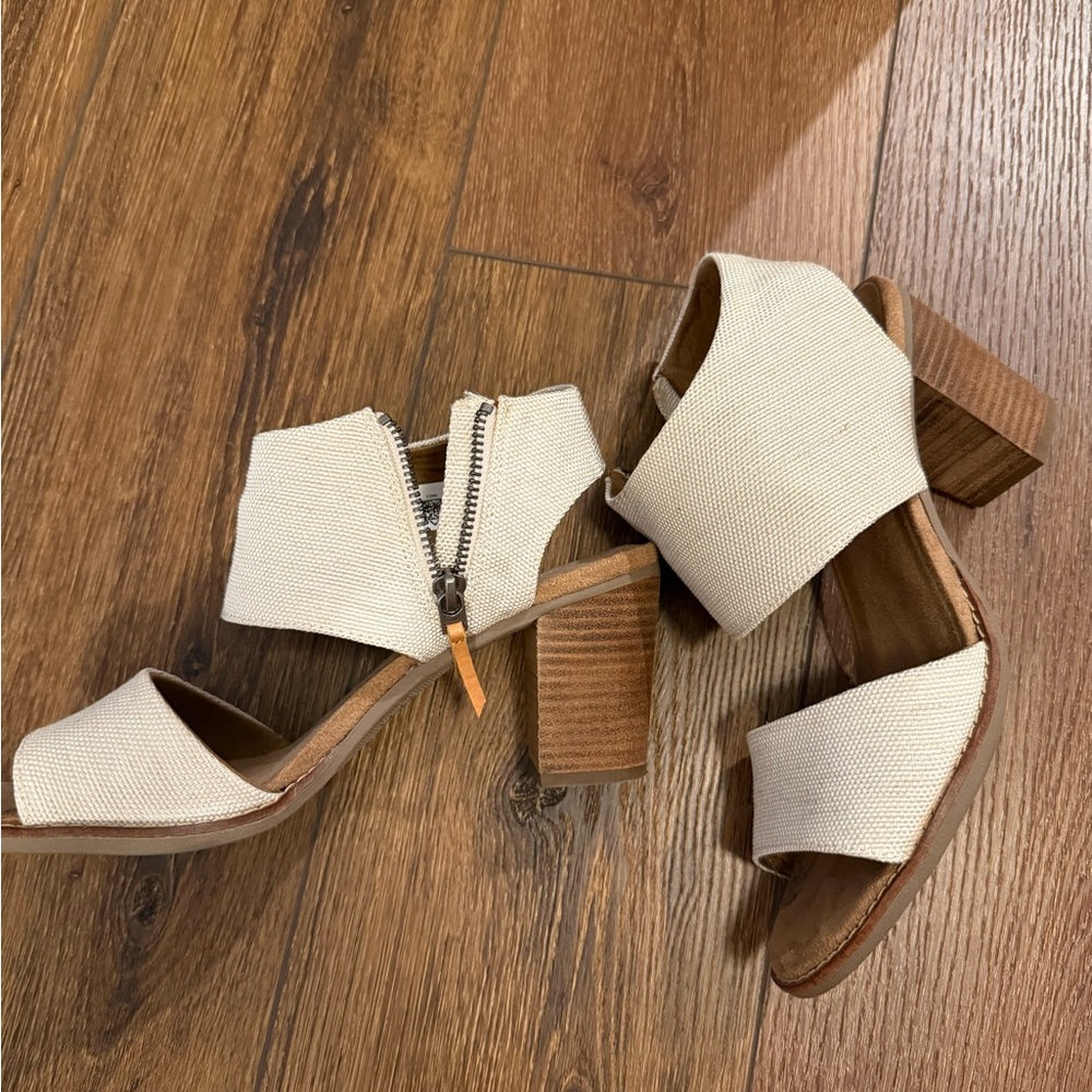 Toms Cream Linen 3 “Heels
Comfort- size 10 W Never worn. Tried on in house